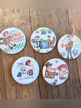 Toy Story 5 Character Button Set - Woody & Jessie